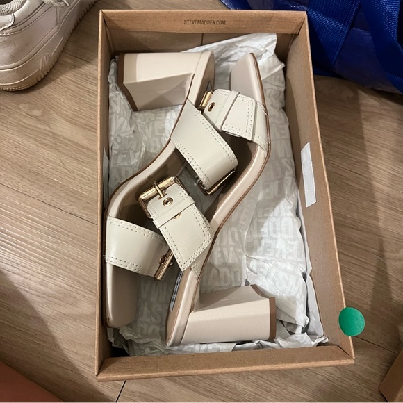 Steve Madden | Loreli Ankle Strap Heel in Bone Leath 8.5 - Picture 5 of 7